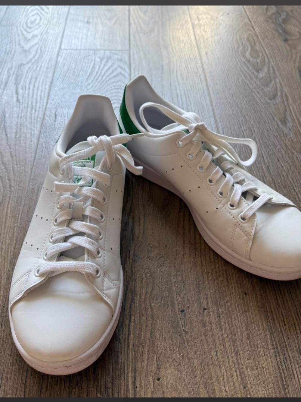 Stan Smith Adidas White Low-Top Sneakers with Green Accents - Picture 4 of 5
